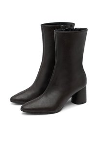 Botine negre până la gleznă din piele texturată, cu vârf ascuțit și toc masiv, având închidere cu fermoar pe lateral.