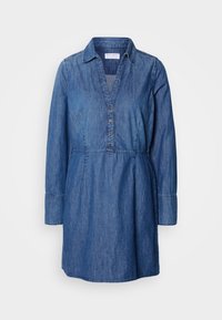 Denim obleka s ovratnikom, dolgimi rokavi, zapenjanjem spredaj in zatesnjeno pasom. Barva: temno modra s gladko teksturo.