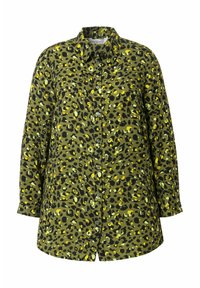 Camisa verde de botones con un estampado de leopardo en negro y amarillo. Mangas largas con un cuello clásico y corte relajado.