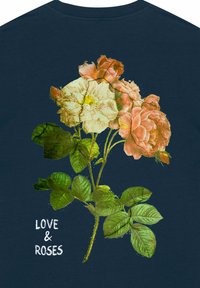 T-shirt bleu marine avec un motif floral composé de roses roses et blanches et de feuilles vertes. Le texte indique "AMOUR & ROSES" en blanc.