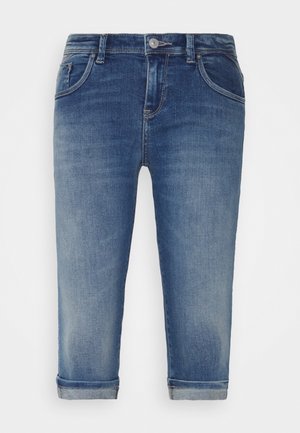 Jean court en denim bleu avec poches avant, fermeture par boutons et ourlets retroussés sur fond blanc.