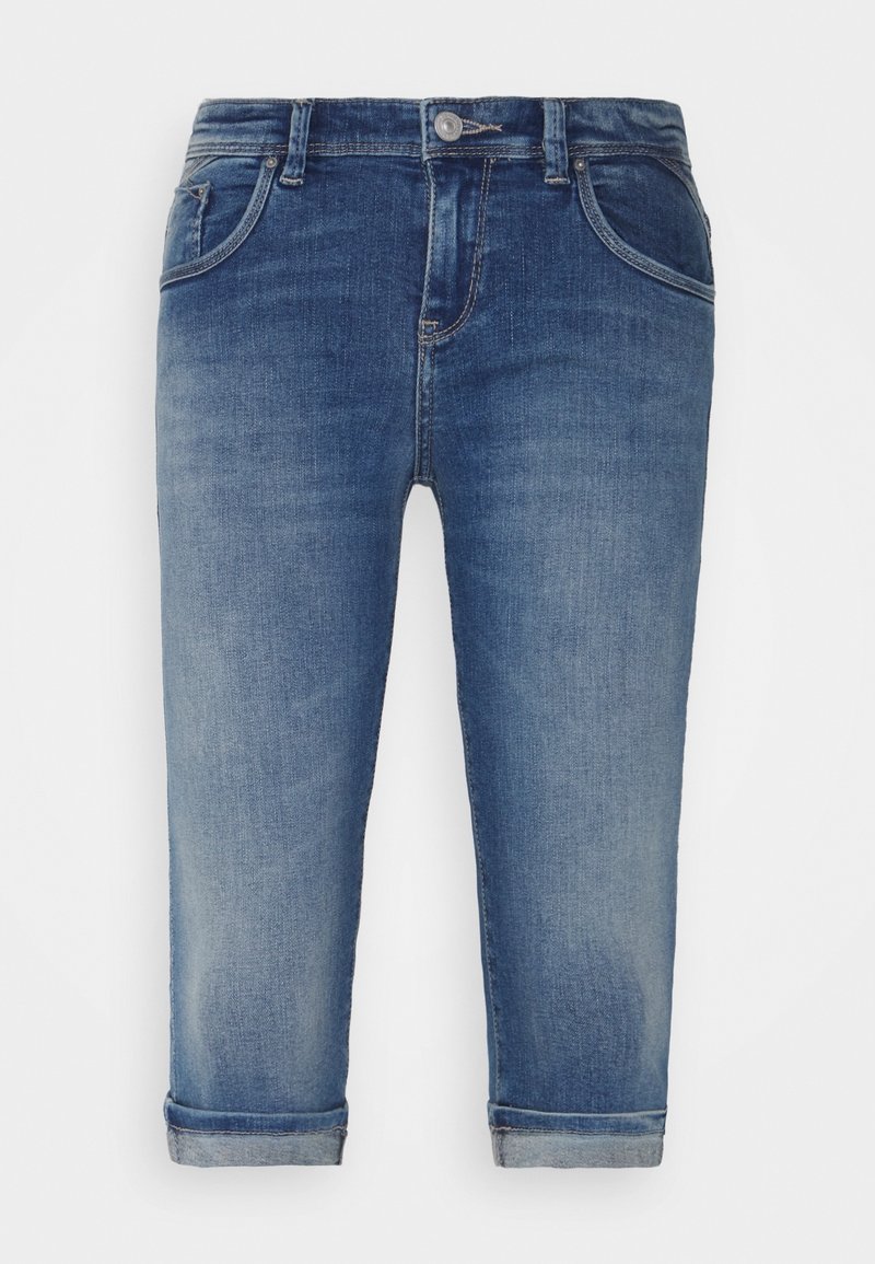 Jean court en denim bleu avec poches avant, fermeture par boutons et ourlets retroussés sur fond blanc.