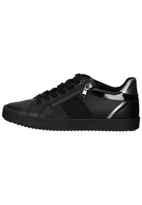 Zapatilla negra con parte superior de cuero liso, panel lateral texturizado, detalle de cremallera metálica y suela de goma con agarre. Diseño de punta redonda.