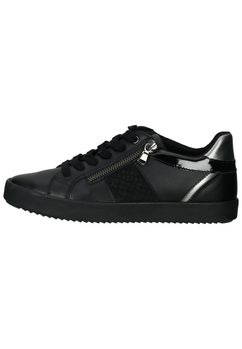 Zapatilla negra con parte superior de cuero liso, panel lateral texturizado, detalle de cremallera metálica y suela de goma con agarre. Diseño de punta redonda.