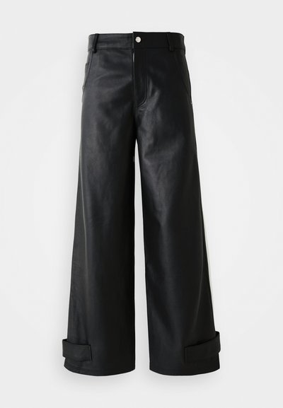 Pantalons larges en cuir noir avec une texture lisse, passants de ceinture, poches avant et bas de jambe à poignets. Dotés d'une fermeture à pression à l'avant.