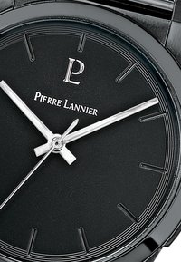 Svart ur med svart urtavla från Pierre Lannier som har silverfärgade visare, minimalistiska timmarkörer och ett polerat metallhölje med en strukturerad yta.