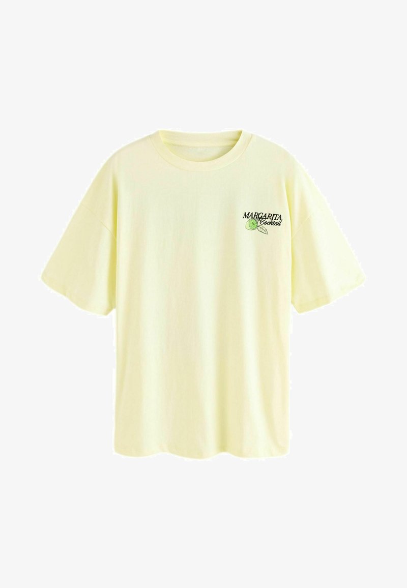 Gelbes Baumwoll-T-Shirt mit kurzen Ärmeln, auf dem der Text "MARGARITA Cocktail" sowie eine Grafik von Limettenblättern auf der linken Brustseite zu sehen sind.
