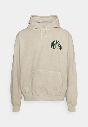 Beige Kapuzenpullover mit einer Kängurutasche, Kapuze und lässiger Passform. Mit einem dunklen grünen Grafiktext "PEACE" und einem Yin-Yang-Design auf der linken Brust.