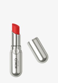 Rouge à lèvres dans un étui métallique argenté portant le nom de la marque KIKO MILANO, présenté avec le capuchon retiré et placé à côté.