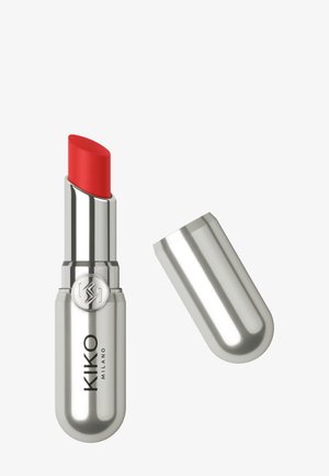 Roter Lippenstift in einem silbernen Metallgehäuse mit dem Markennamen KIKO MILANO, gezeigt mit abgenommenem Deckel, der daneben platziert ist.
