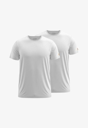 Weiße kurzärmlige T-Shirts aus leichtem Material mit Rundhalsausschnitt; besitzen ein kleines Logotag am Ärmel. Zwei T-Shirts ausgestellt.