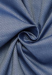 Marineblauw textiel met een geometrisch ruitpatroon in het wit, met een gladde textuur en een zachte, buigzame weving.