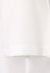 Weißes Hemdenmaterial, glatte Textur, leicht reflektierend. Verfügt über einen sauberen Saum mit doppelter Naht. Minimalistisches Design, keine sichtbaren Muster oder Akzente.