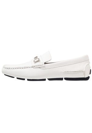 Mocassin pour homme en cuir blanc avec détail boucle en métal et segments de semelle en caoutchouc noir pour une meilleure adhérence.