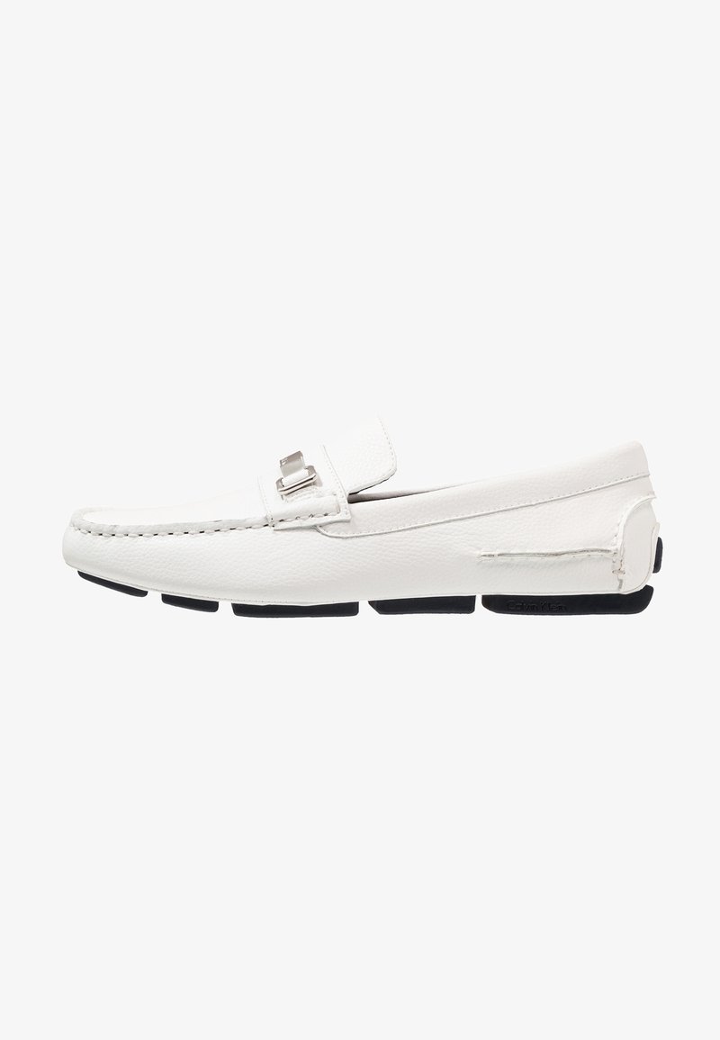 Mocassin pour homme en cuir blanc avec détail boucle en métal et segments de semelle en caoutchouc noir pour une meilleure adhérence.