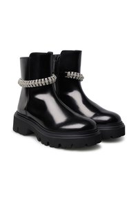 Stivaletti neri in pelle con finitura lucida, dotati di una cintura decorata con strass e suola in gomma spessa per una migliore aderenza.