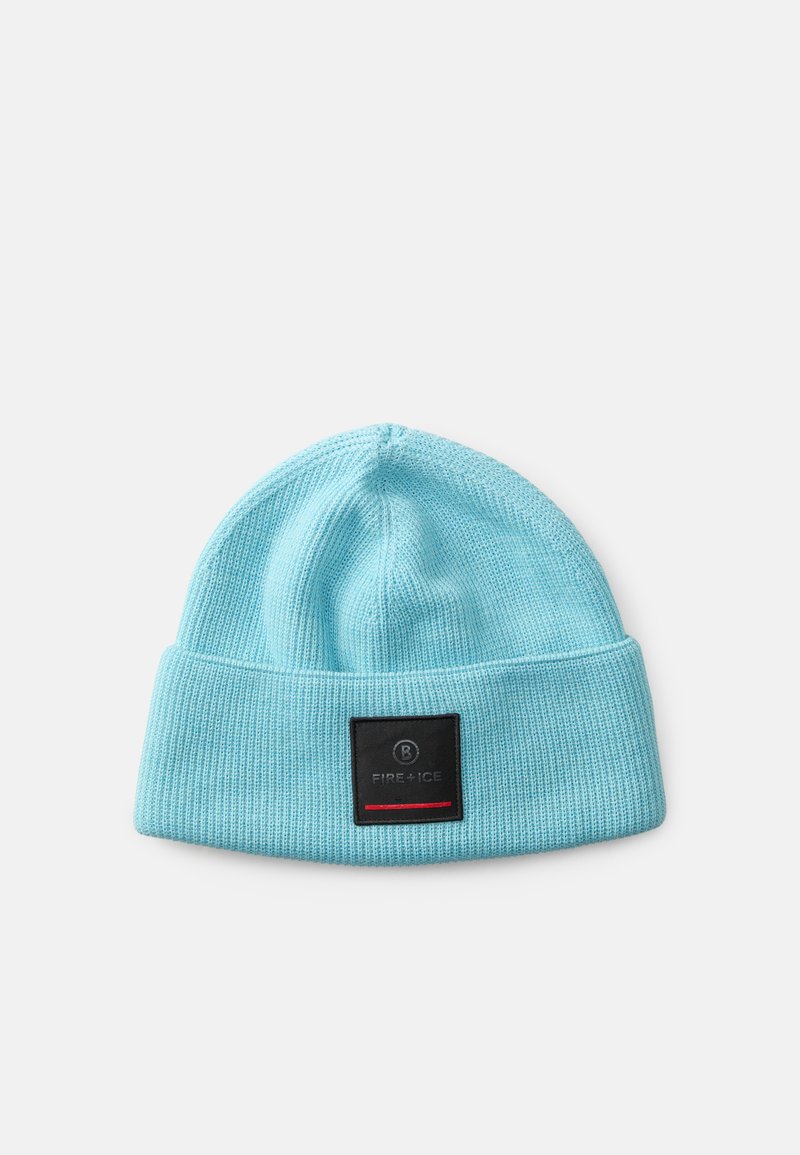 Világoskék kötött sapka hajtott peremmel, fekete címkével, amin a "FIRE + ICE" felirat szerepel, valamint egy piros díszcsíkkal. Puha, texturált anyag.