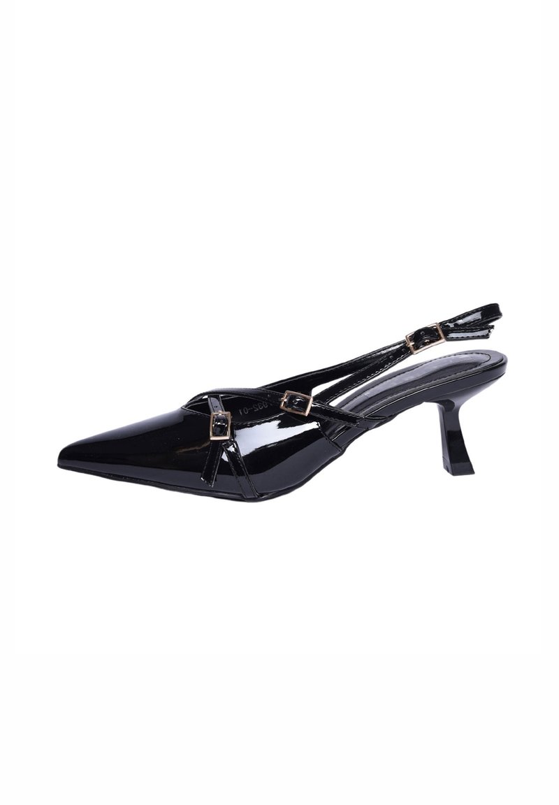 Slingback in vernice nera con tacco alto e punta affusolata, cinturino sottile e fibbie decorative. Texture liscia con finitura lucida.