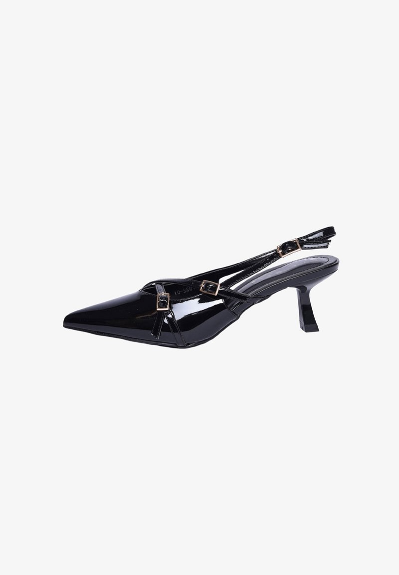 Slingback in vernice nera con tacco alto e punta affusolata, cinturino sottile e fibbie decorative. Texture liscia con finitura lucida.