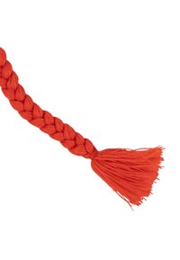 Vlechtsegment van dikke rode garen met een geknoopt einde en losse franjes op een witte achtergrond.