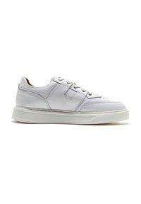 Sneaker in pelle bianca con upper testurizzato, punta rotonda e suola in gomma bianca. Caratterizzato da chiusura con lacci e cuciture minimaliste.