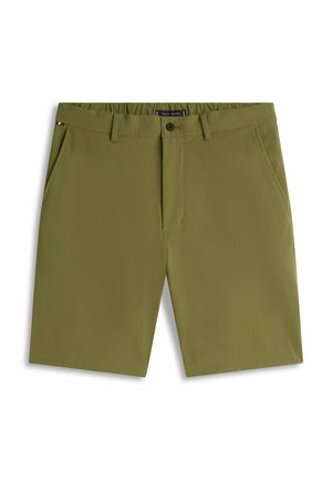 Pantalones cortos para hombre en verde oliva con trabillas para cinturón, bolsillos laterales, cierre con botón y un pequeño detalle de bandera en el bolsillo izquierdo.