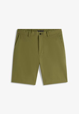 Pantalones cortos para hombre en verde oliva con trabillas para cinturón, bolsillos laterales, cierre con botón y un pequeño detalle de bandera en el bolsillo izquierdo.