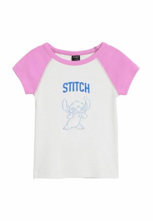 Camiseta blanca de manga corta con mangas raglán rosas, con texto azul bordado "STITCH" y un diseño del personaje Stitch en azul claro.