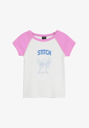 Camiseta blanca de manga corta con mangas raglán rosas, con texto azul bordado "STITCH" y un diseño del personaje Stitch en azul claro.