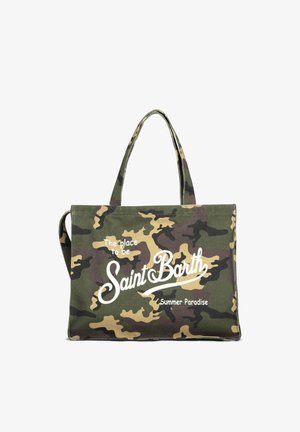 Borsa con stampa mimetica e due manici, testo bianco "The place to be Saint Barth Summer Paradise" al centro davanti.