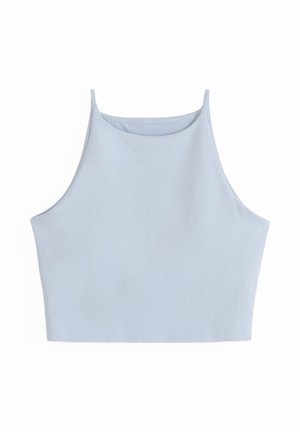 Lichtblauw cropped tanktopje met dunne schouderbandjes en een hoge, rechte halslijn tegen een witte achtergrond.