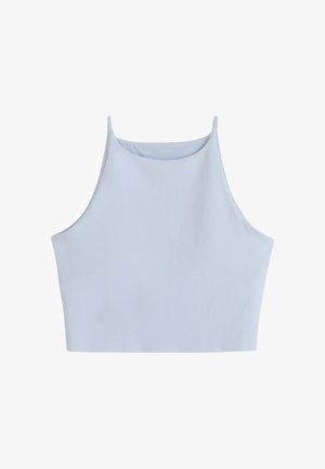 Hellblaues, kurzes Tanktop mit dünnen Schulterträgern und hohem, geradem Ausschnitt vor weißem Hintergrund.