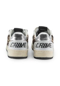 Sneakers con lato in stampa leopardata, tacco in pelle argentata e materiale bianco testurizzato. Testo "CRIME" sul tallone, con suola crema.