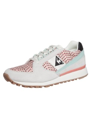 Biały i pastelowo-różowy sneaker z plecionym wzorem, jasnoniebieskimi i koralowymi akcentami, naszywką z logo po boku, białymi sznurówkami i brązową podeszwą.