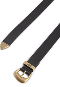 Μαύρη δερμάτινη ζώνη με μυτερή άκρη και αγκράφα από μπρούντζινο μέταλλο. Διαθέτει πέντε τρύπες για ρύθμιση και ορατή ραφή.