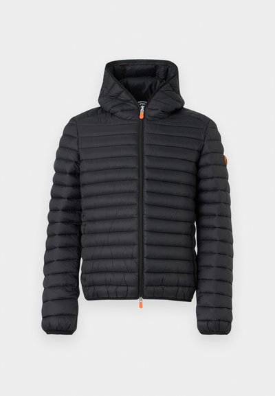 Doudoune noire avec un design matelassé horizontal, capuche attachée et tirette contrastante orange. Légère, texture lisse.