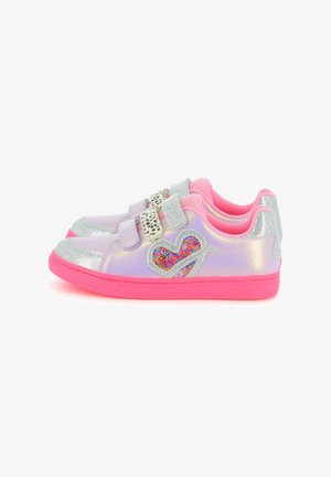 Lila und rosa Kinder-Sneaker mit Glitzerakzenten, herzförmigem Design und Klettverschluss. Glänzendes Material mit strukturierten Überzügen.