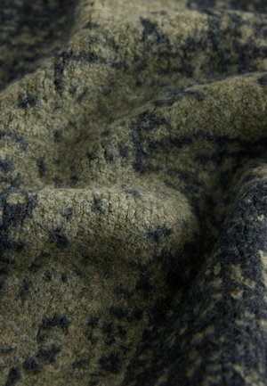 Olive rohelise värvusega tekstuuriga kangas mustade mustritega, millel on pehme, karvane tekstuur ja voolav välimus.