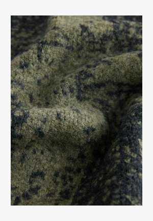 Olive rohelise värvusega tekstuuriga kangas mustade mustritega, millel on pehme, karvane tekstuur ja voolav välimus.