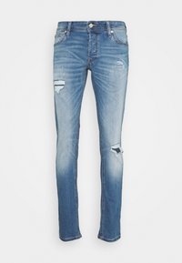 Ljust blå denim jeans med slim fit, som har slitna hål på båda knäna och subtila förvittningar. Klassisk femfickorsdesign med knäppning.