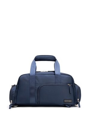 Prostokątna ciemnoniebieska torba podróżna z dwoma uchwytami, wieloma zamykanymi na zamek komorami, w tym przednimi i bocznymi kieszeniami, oraz małą metką marki.