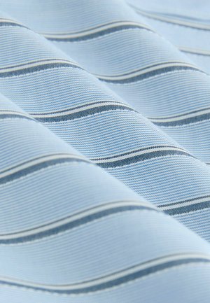 Lyseblåt stof med skiftevis smalle hvide og mørkeblå striber, der viser en glat, tekstureret overflade og flydende folder.