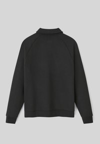 Sweatshirt noir à manches longues avec un col, des poignets et un ourlet côtelés, vu de dos sur un fond gris uni.
