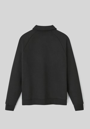 Sweatshirt noir à manches longues avec un col, des poignets et un ourlet côtelés, vu de dos sur un fond gris uni.