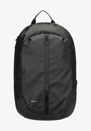 Schwarzer Sandqvist Rucksack mit vorne liegender vertikaler Reißverschlusstasche und gepolstertem Griff oben.