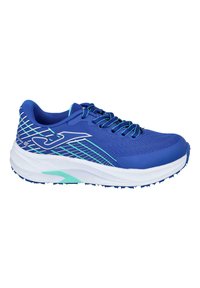 Zapatilla de running azul con parte superior de malla, media suela blanca y suela texturizada. Presenta detalles en verde y un patrón geométrico en el costado.