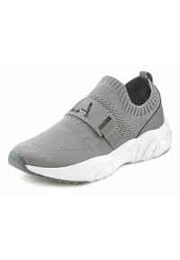 Scarpa sportiva grigia con tomaia in tessuto a maglia, dotata di una larga fascia elastica e di una soletta bianca imbottita. Finitura liscia e texture traspirante.