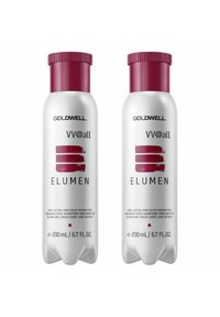 Zwei 200-ml-Flaschen Goldwell Elumen VV@all Haarfarbe. Die Flaschen sind weiß mit einem lila Deckel; sie haben ein Textetikett und ein Farbmuster-Design.