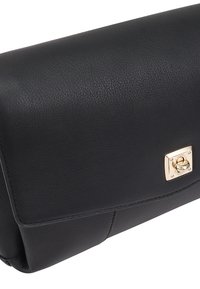 Zwarte leren clutch met een gladde textuur, rechthoekige vorm en gouden hardware sluiting. Heeft subtiele stiksels langs de randen.