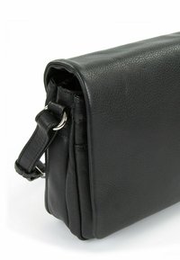 Borsa a tracolla in pelle nera con superficie testurizzata, forma rettangolare e tracolla regolabile. Presenta un dettaglio in metallo color argento.